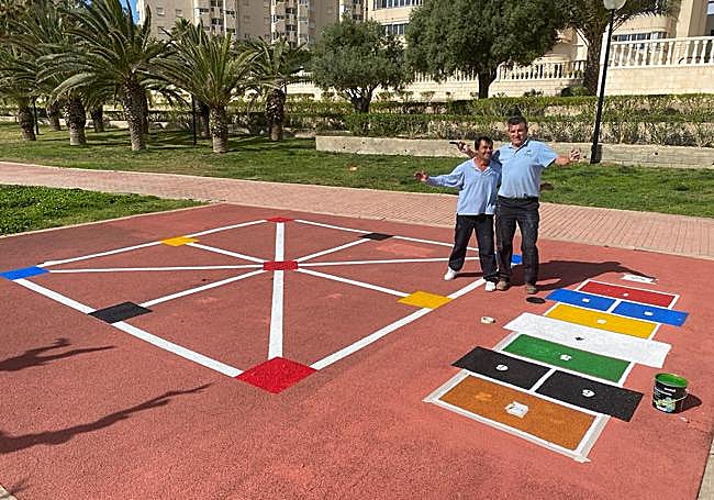 Los operarios Antonio Fernández y José Ortiz ultiman el pintado de juegos.