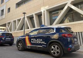 Coches de policía en la Comisaria Provincial.