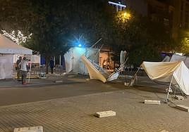 Así han quedado los puestos tras el vendaval.