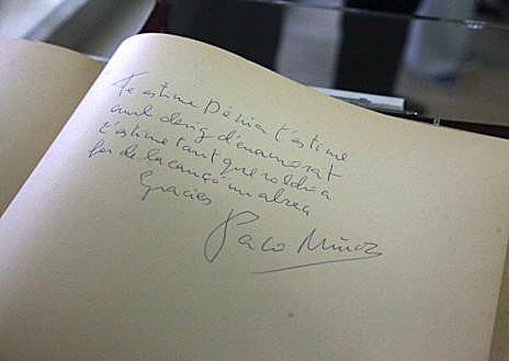 Imagen secundaria 1 - Paco Muñoz firmando en el libro de honor y recibiendo la insignia de oro del Ayuntamiento.