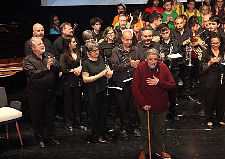 Imagen secundaria 1 - Actuaciones musicales y entrega de la distinción a Paco Muñoz. 