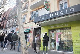 Colas ante una farmacia.