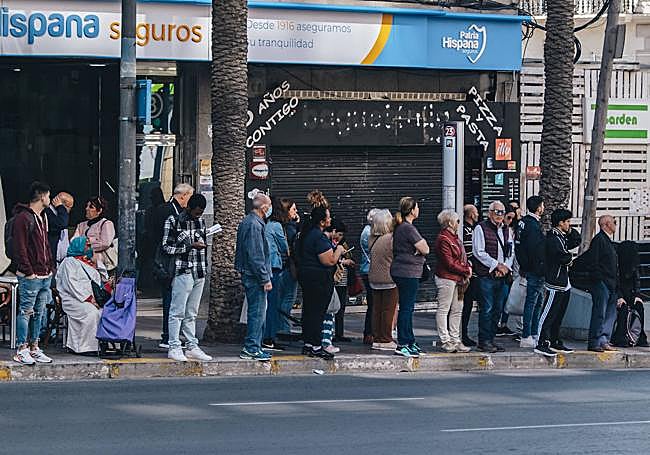 Colas en una de las paradas de autobús durante la anterior huelga