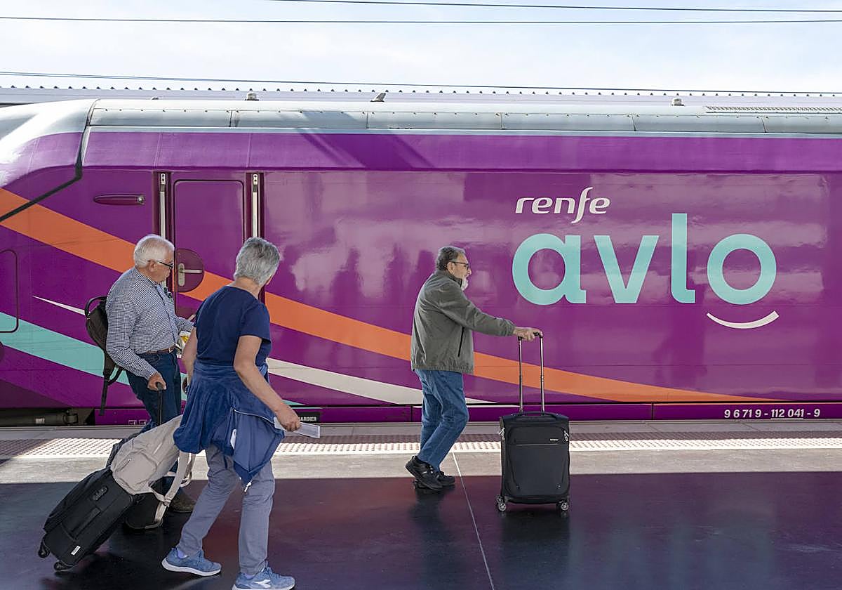 Llegan turistas a la estación Alicante Terminal