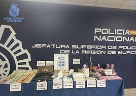 Imagen de archivo de vehículos de la Policía Nacional frente a la Comisaría Provincial de Alicante