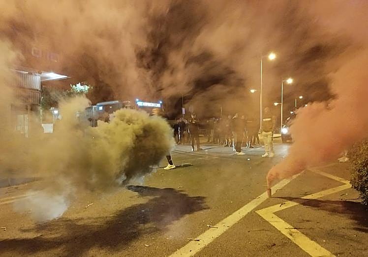 Imagen principal - De izquierda a derecha: concentración en las cocheras durante la salida de los primeros buses, colas para subirse a un autobús interurbano en el centro de Alicante y reivindicaciones de los trabajadores expuestas en el Ayuntamiento de San Vicente