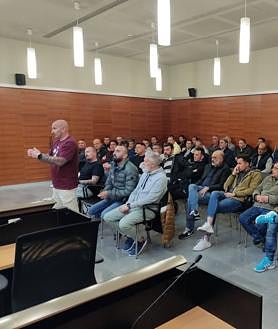 Imagen secundaria 2 - De izquierda a derecha: concentración en las cocheras durante la salida de los primeros buses, colas para subirse a un autobús interurbano en el centro de Alicante y reivindicaciones de los trabajadores expuestas en el Ayuntamiento de San Vicente