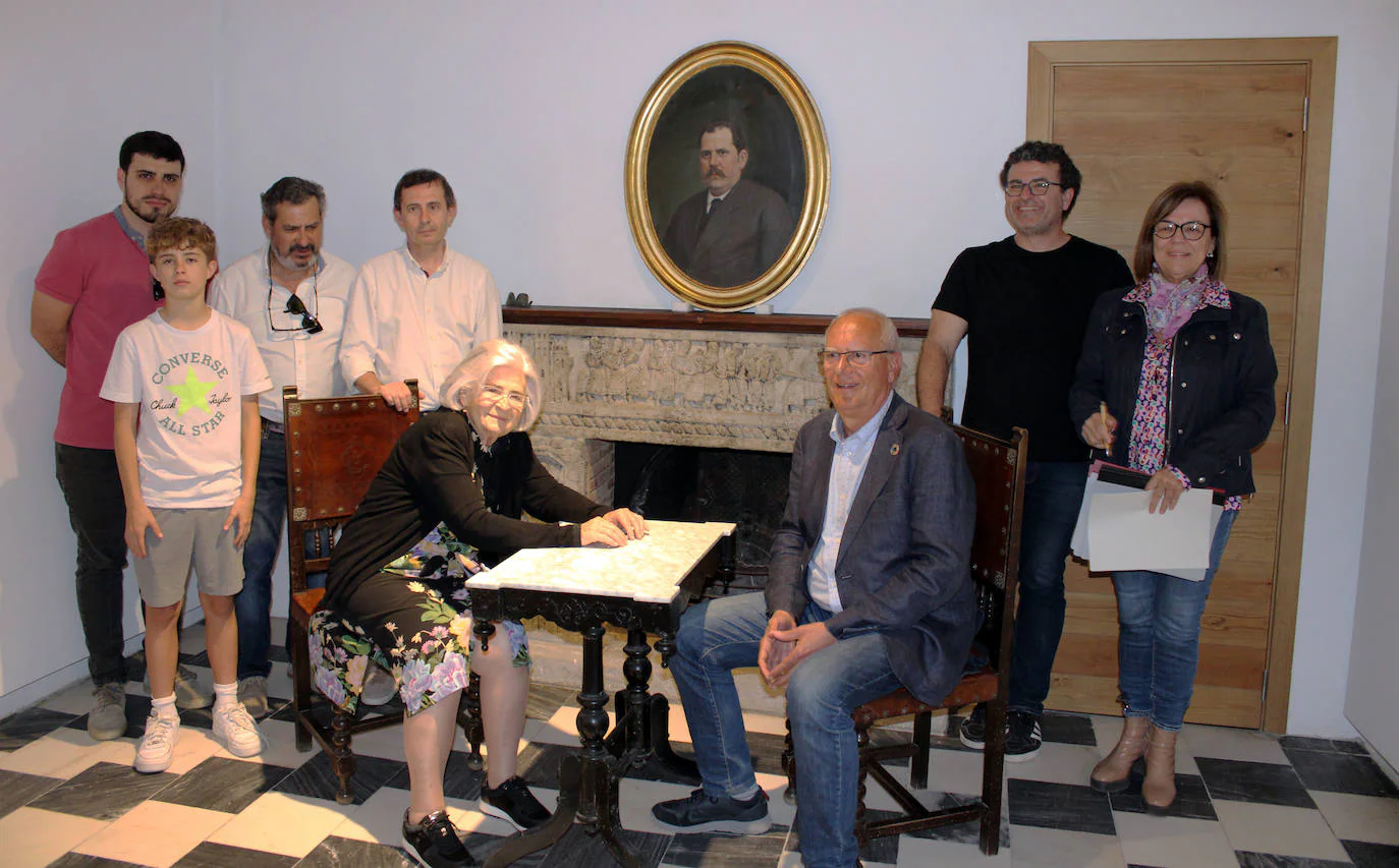 Matilde París con sus hijos y nietos, en la firma de la cesión con el alcalde de Dénia.l
