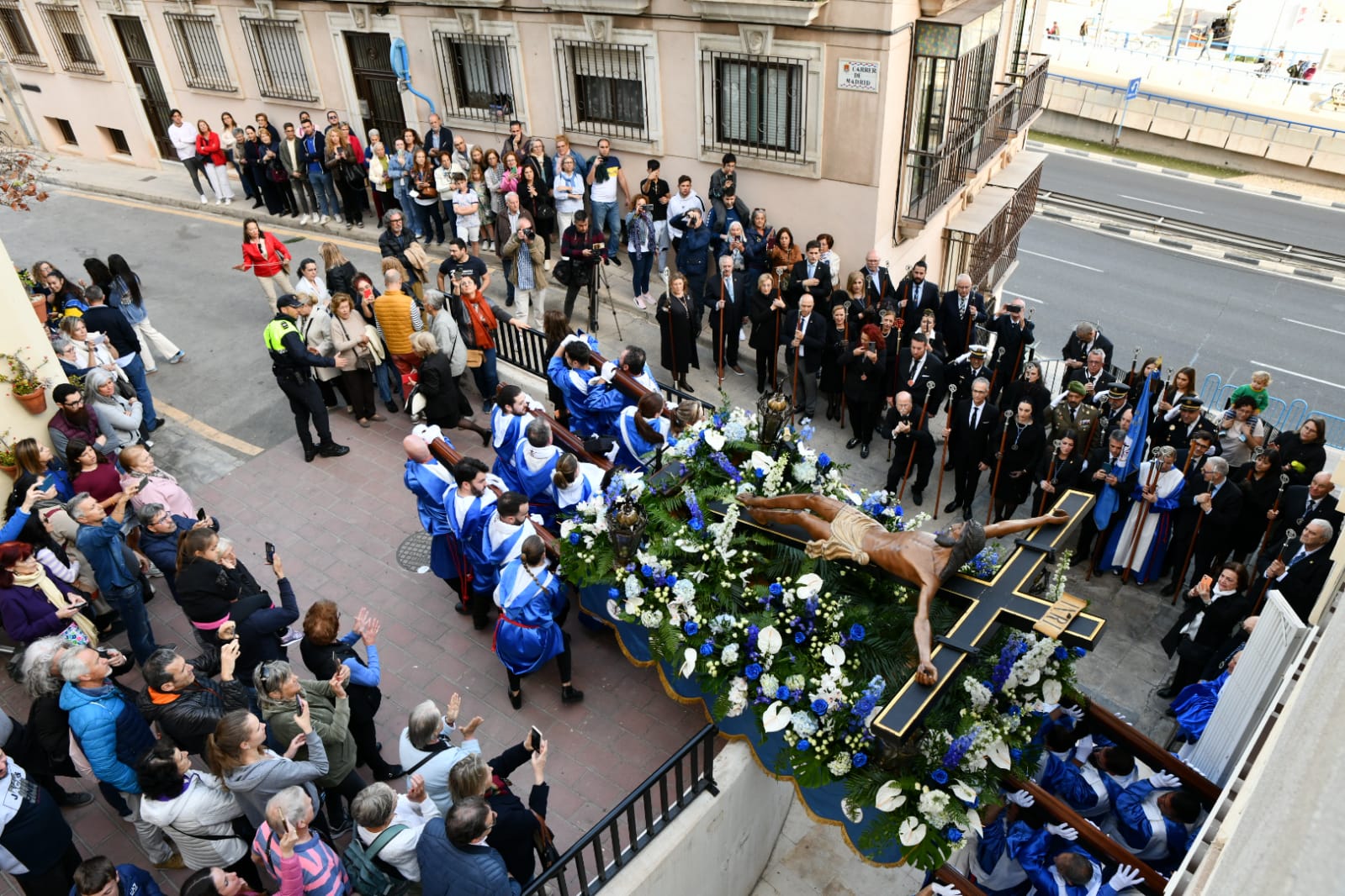 Macarena Olona desfila con El Morenet por el Raval Roig