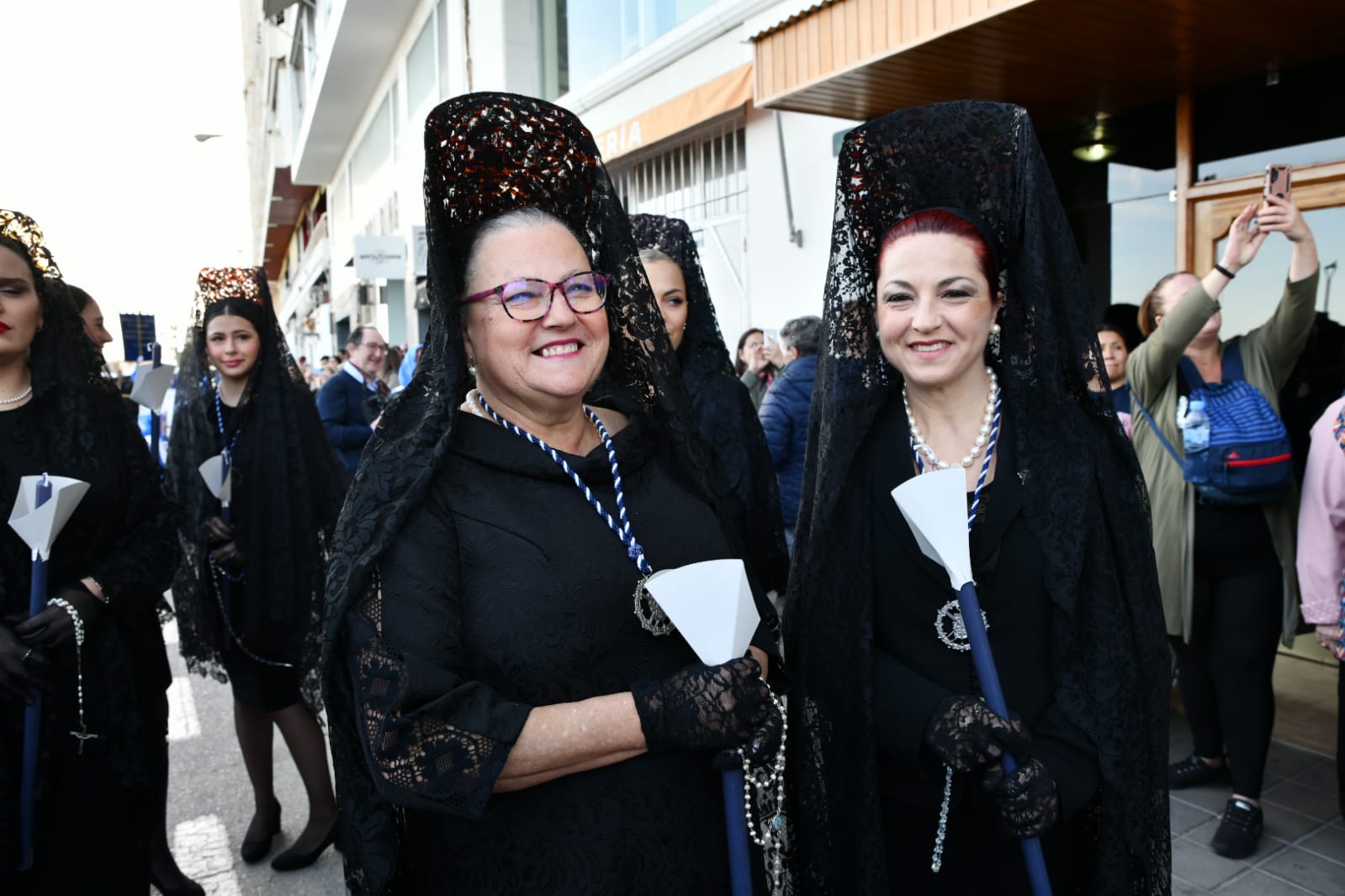 Macarena Olona desfila con El Morenet por el Raval Roig