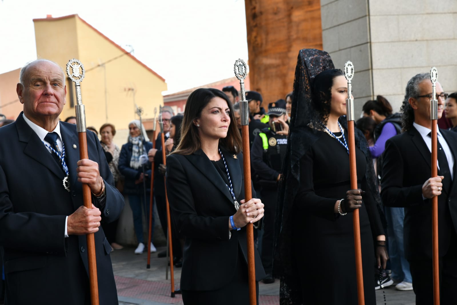 Macarena Olona desfila con El Morenet por el Raval Roig