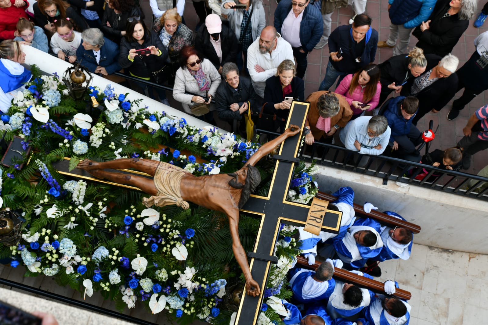 Macarena Olona desfila con El Morenet por el Raval Roig