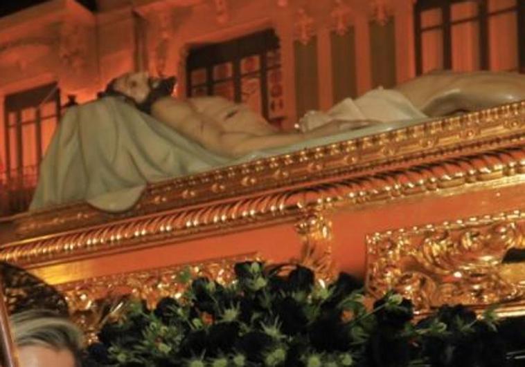 La Sentencia, Mater Desolata, el Sepulcro y la Virgen de la Soledad en la procesión del Santo Entierro