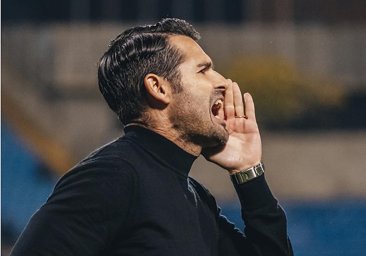 Lolo Escobar da órdenes a sus jugadores en el Rico Pérez