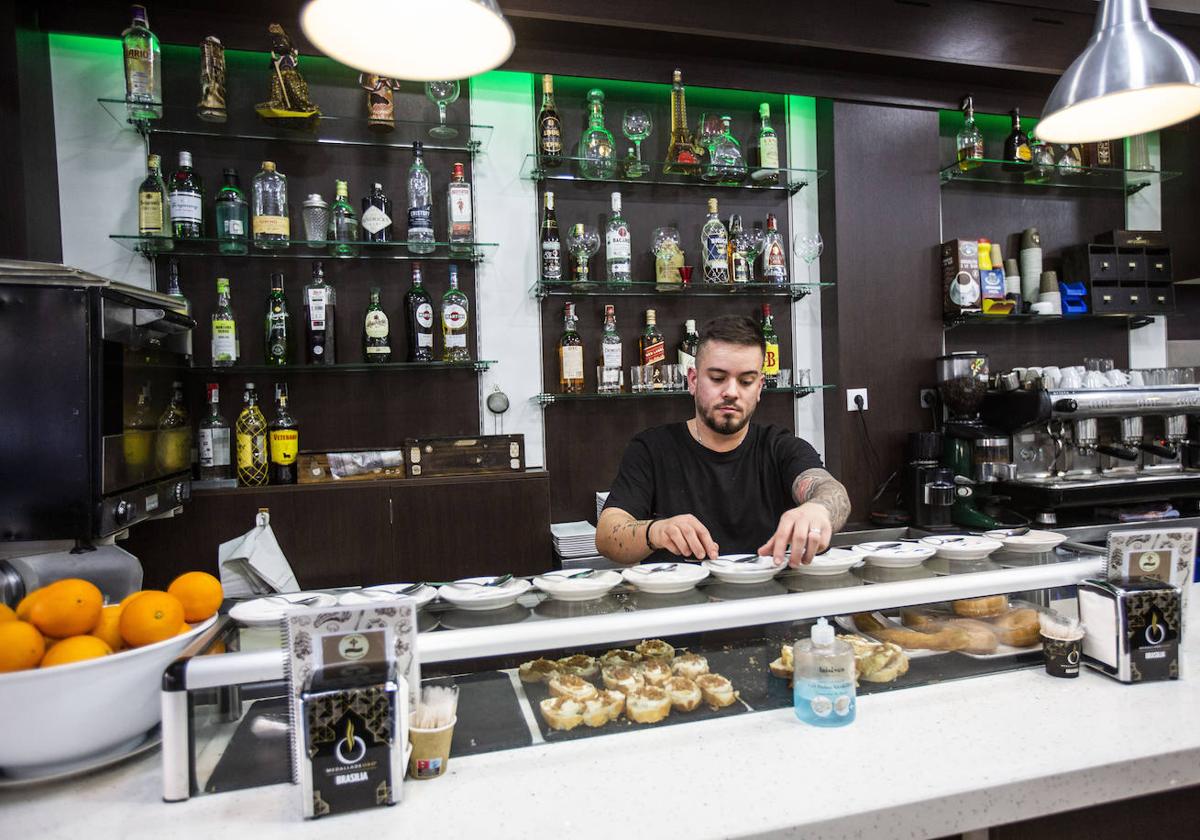 Un camarero sirviendo cafés en un bar