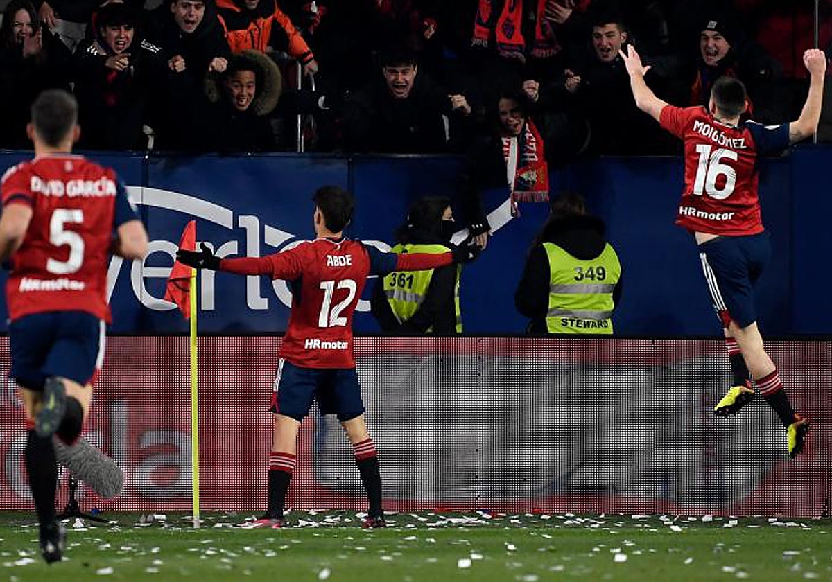 Los alicantinos Abde y Moi Gómez celebran el triunfo ante el Athletic