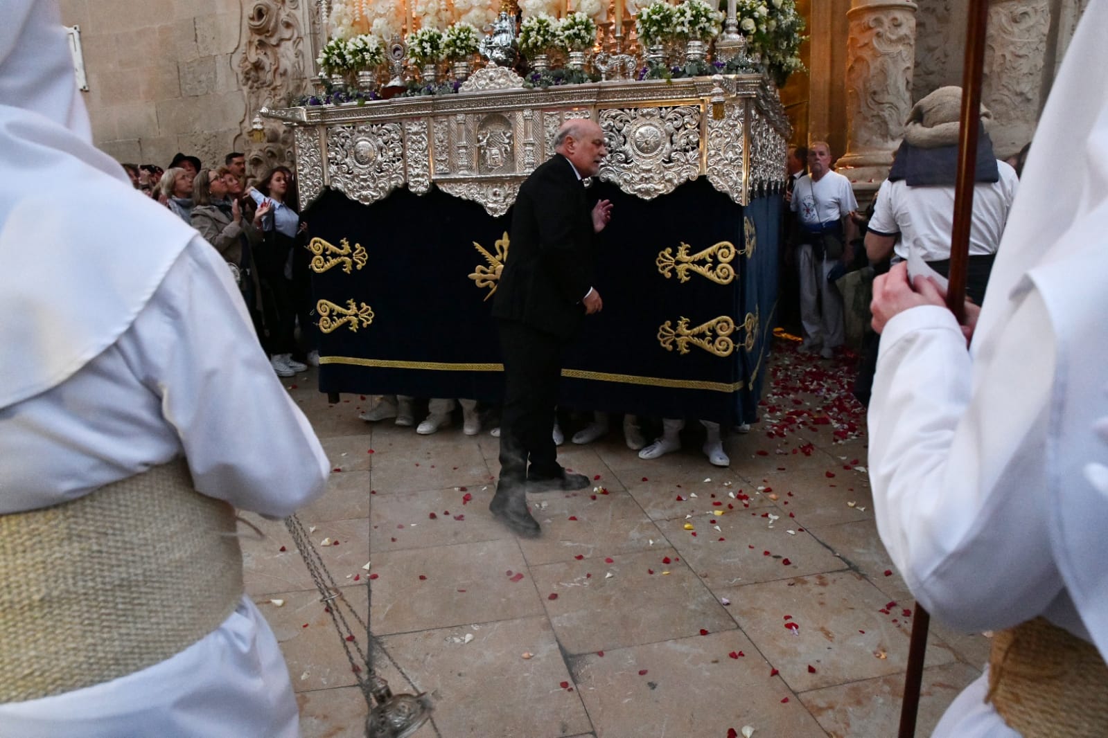 El Cristo Del Mar y la Virgen del Dolor se arrodillan ante Alicante el Martes Santo