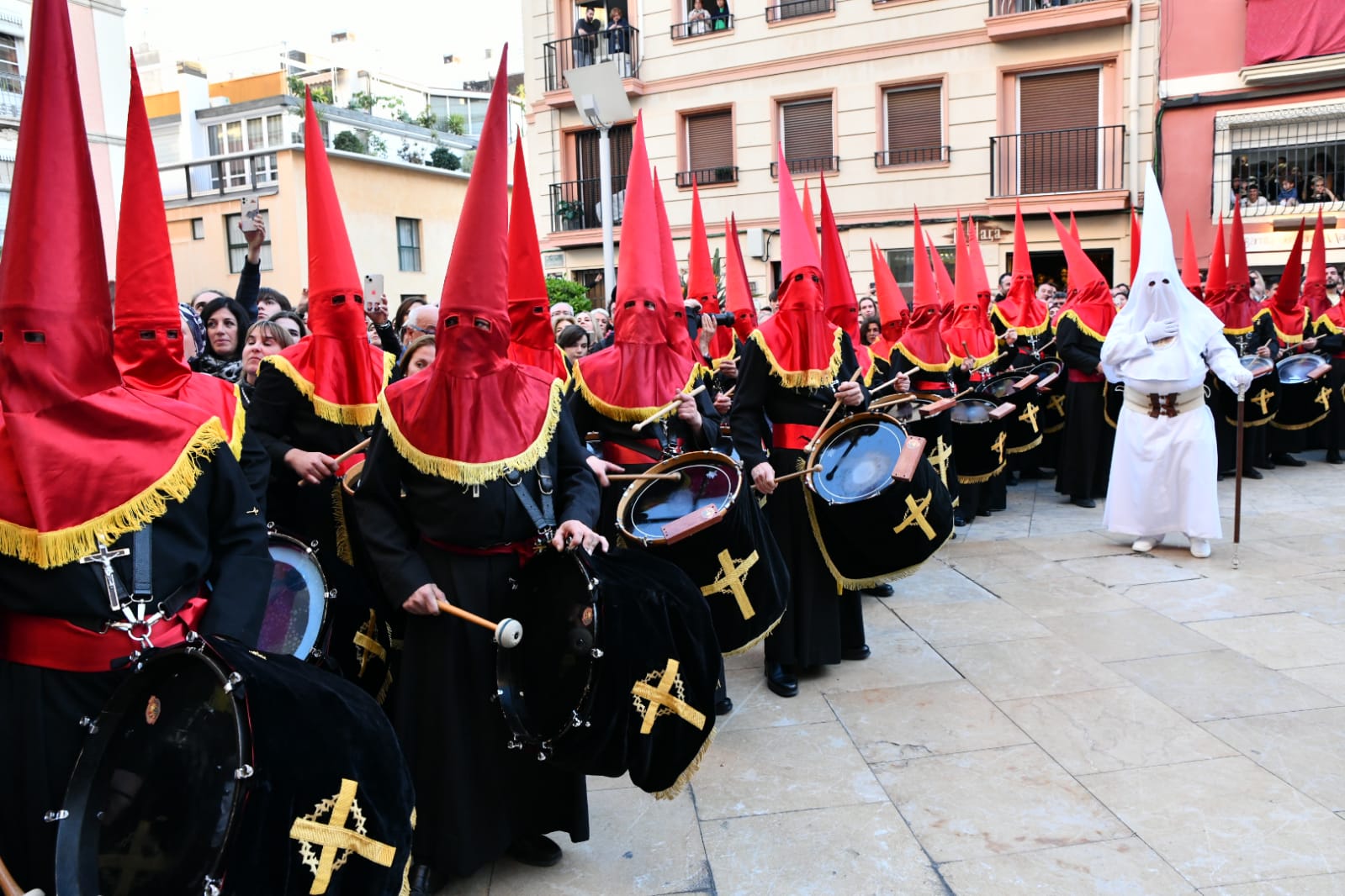 El Cristo Del Mar y la Virgen del Dolor se arrodillan ante Alicante el Martes Santo