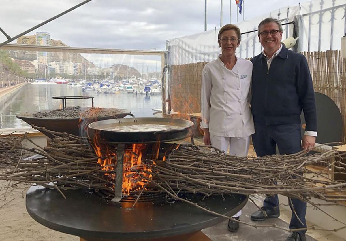 Paco Gandia y su mujer, Josefa, ante una paella cocinada a la brasa.