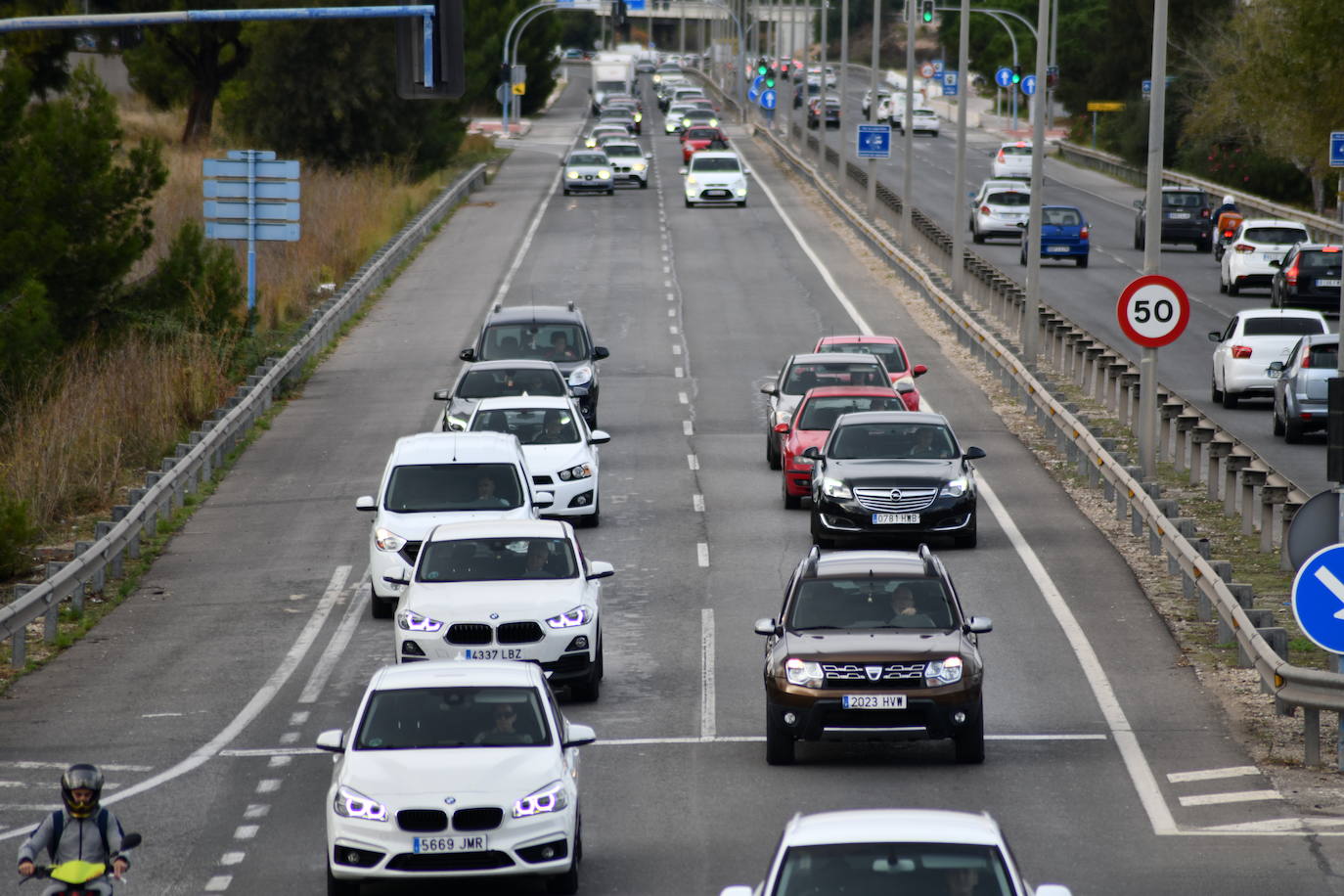 Tráfico en un acceso a la ciudad de Alicante.