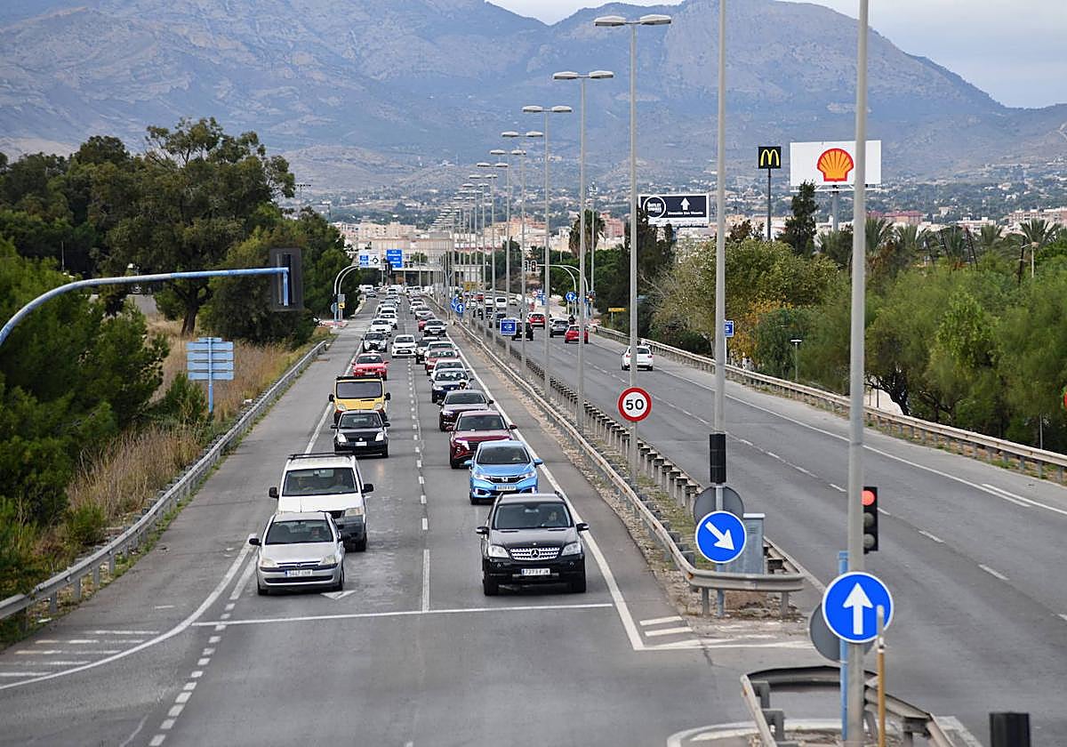 Tráfico en la rotonda de entrada a Alicante por la Universidad