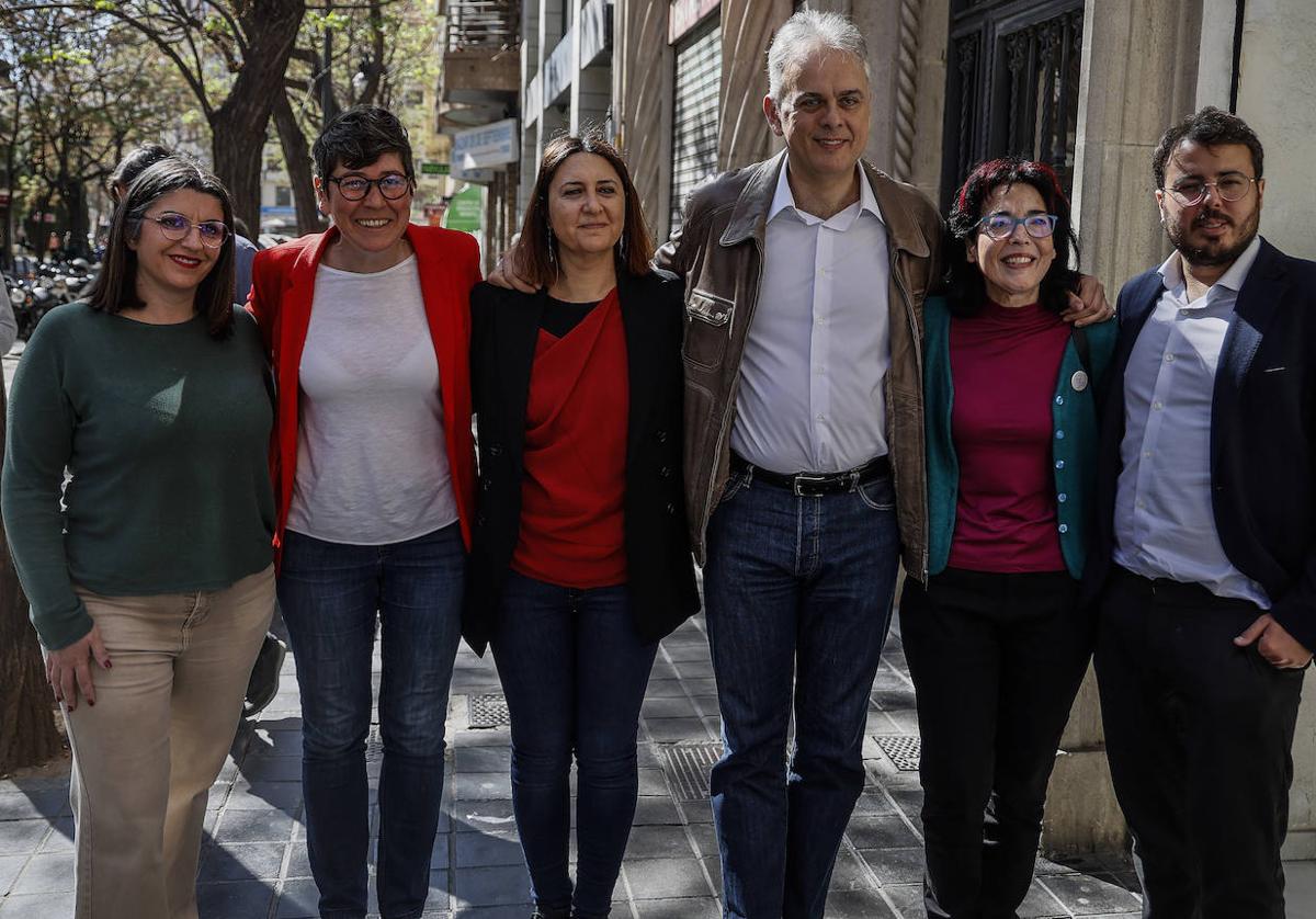 Candidatos de Esquerra Unidas y Podem posan tras la rueda de prensa en la que han anunciado que irán juntos a las autonómicas del 28M