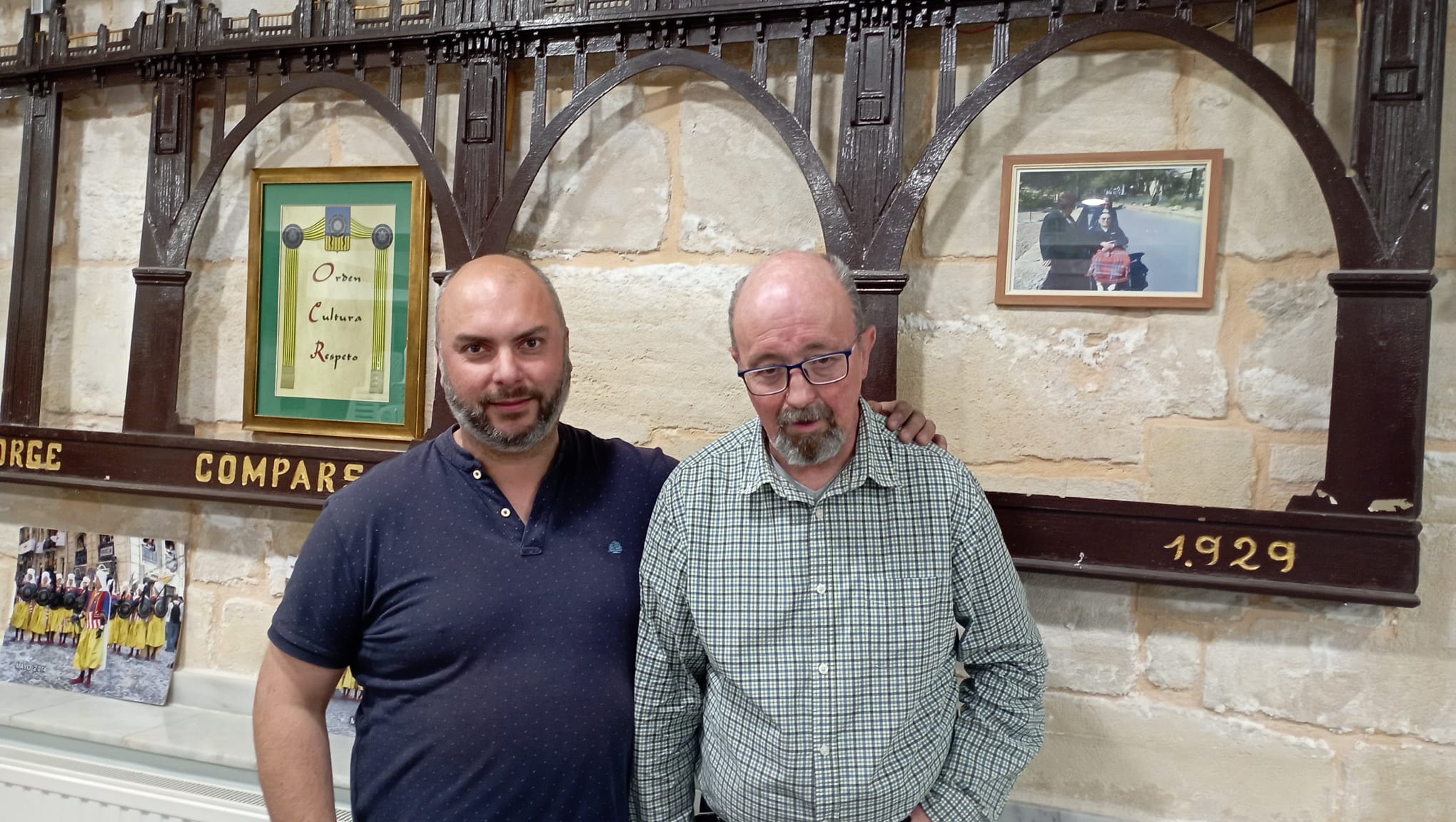 Alfonso junto a Carlos Alemany (izquierda), primer tro de los Mudéjares, en el local de su filá.