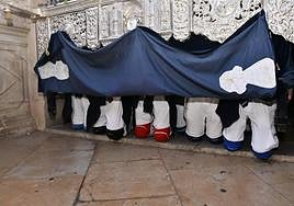 Costaleros de la Hermandad del Cristo del Mar sacan de rodillas a la Virgen de los Dolores de la Basílica de Santa María
