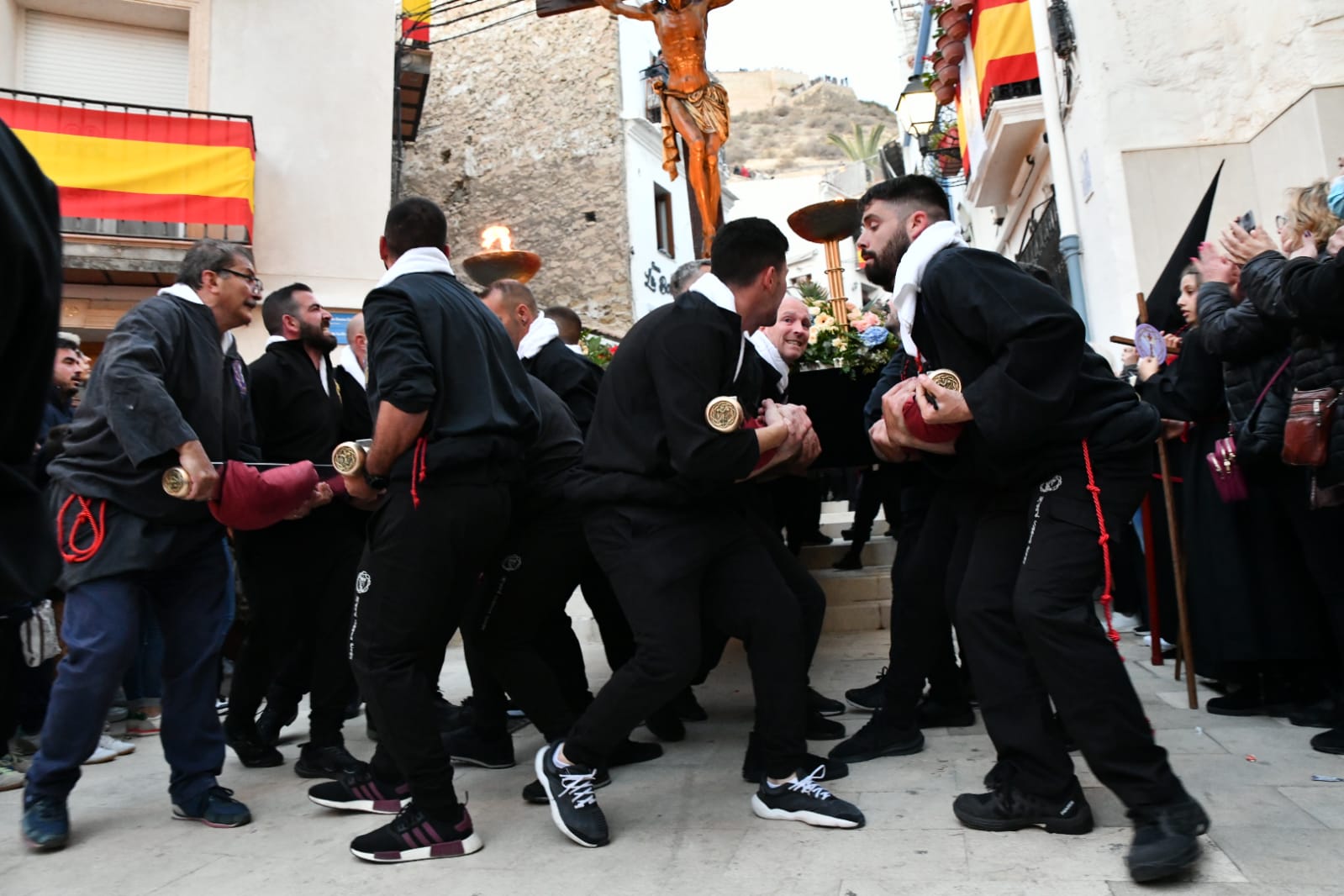 Expectación en la procesión de Santa Cruz en el casco antiguo de Alicante