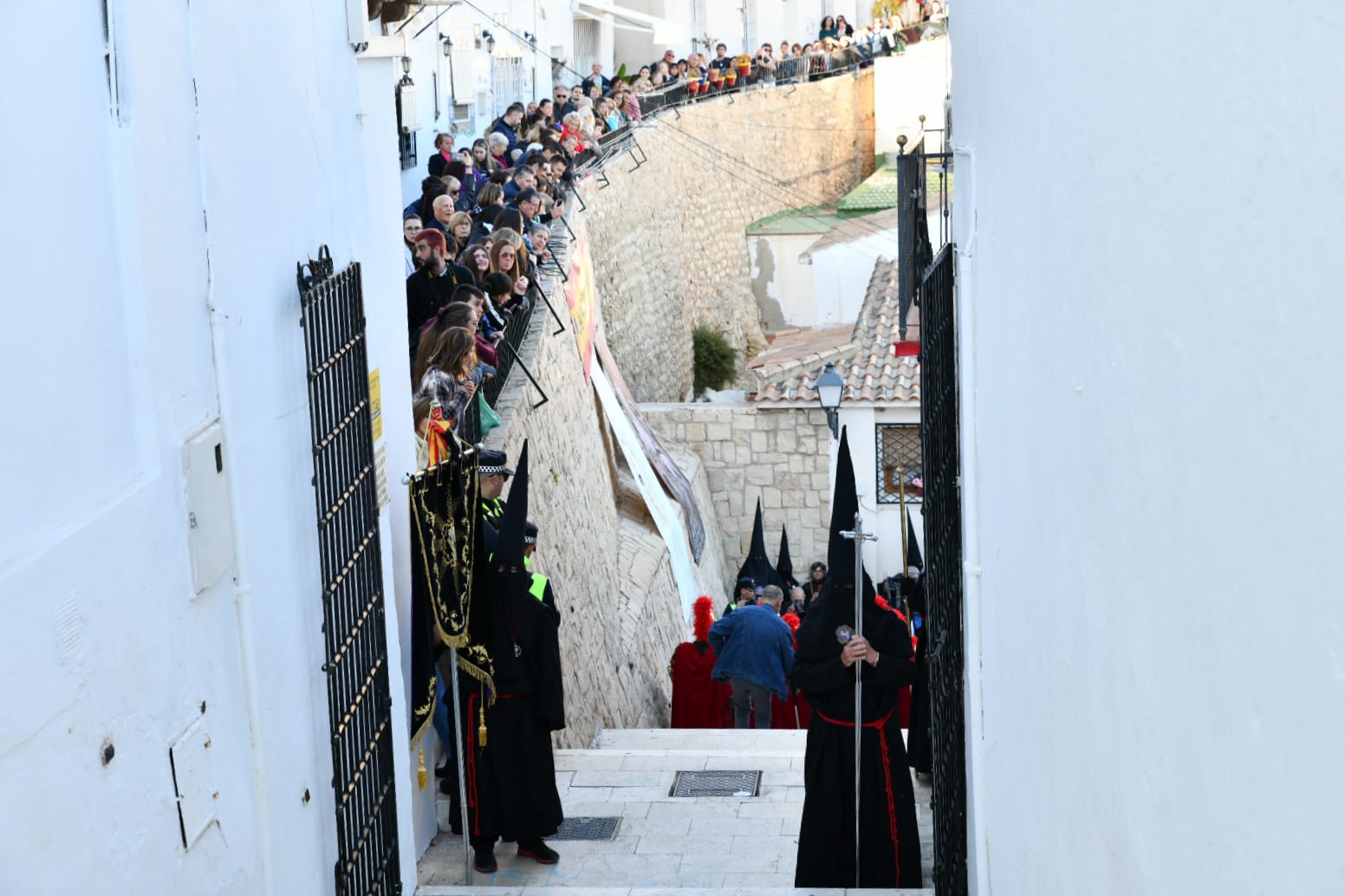 Expectación en la procesión de Santa Cruz en el casco antiguo de Alicante