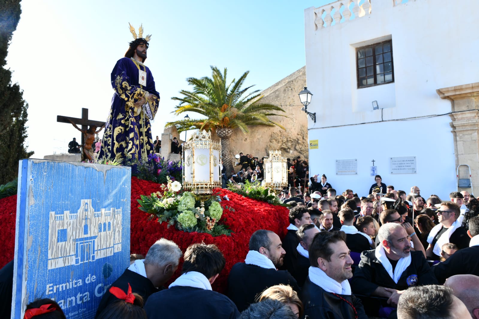 Expectación en la procesión de Santa Cruz en el casco antiguo de Alicante