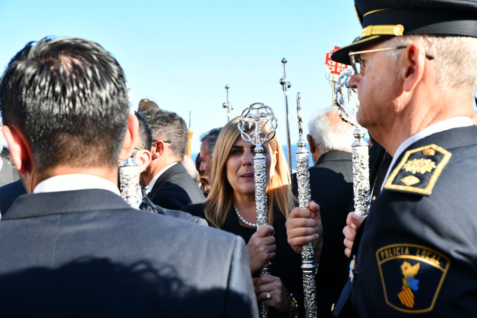 Expectación en la procesión de Santa Cruz en el casco antiguo de Alicante