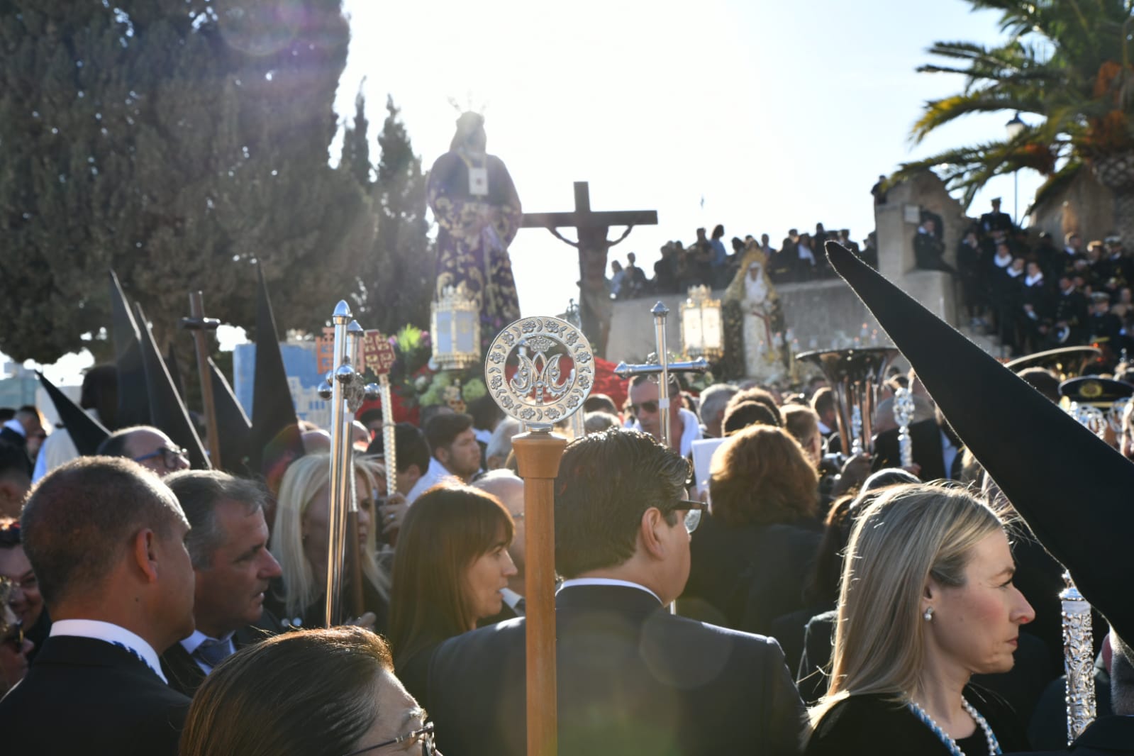 Expectación en la procesión de Santa Cruz en el casco antiguo de Alicante