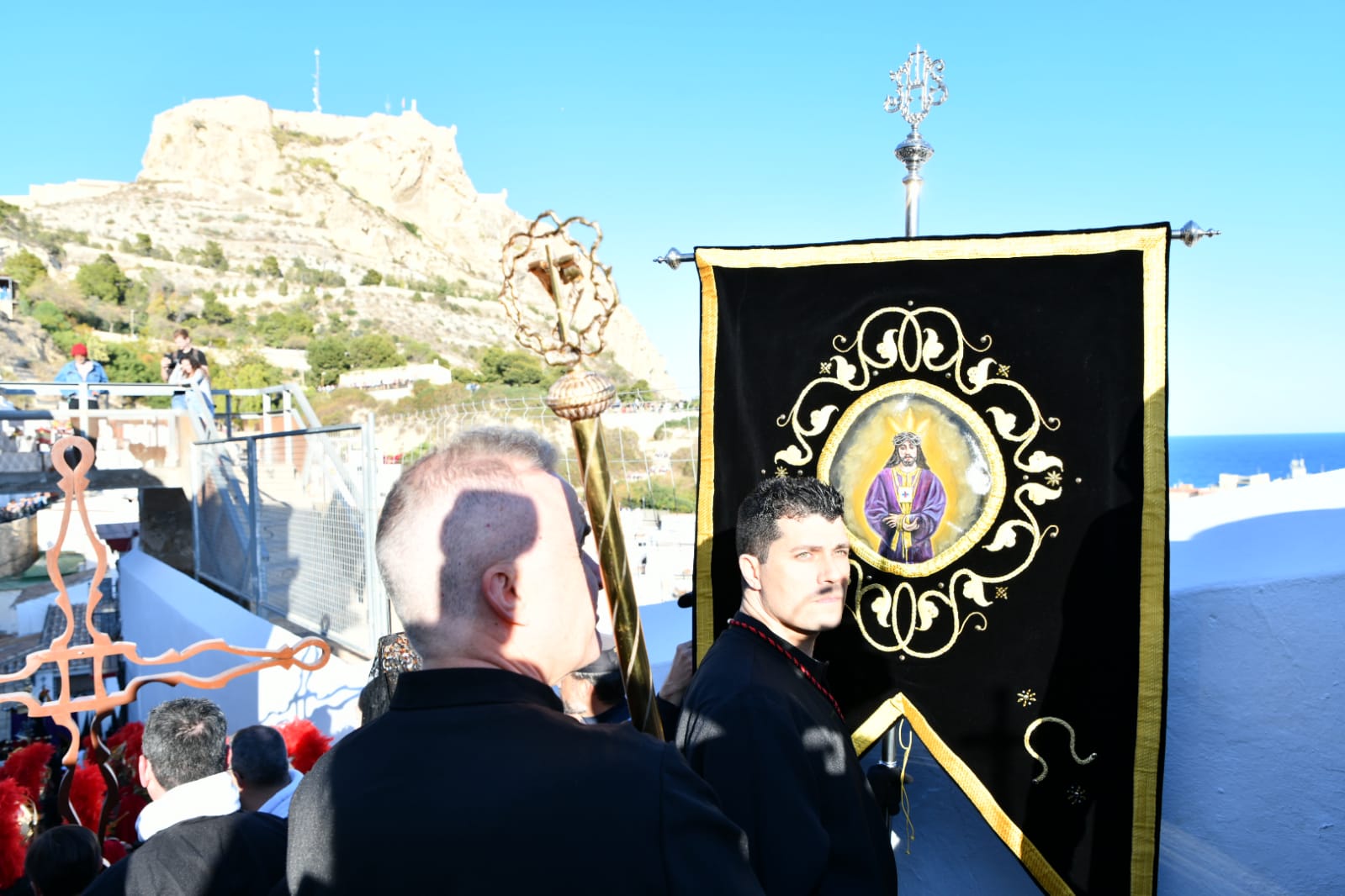 Expectación en la procesión de Santa Cruz en el casco antiguo de Alicante