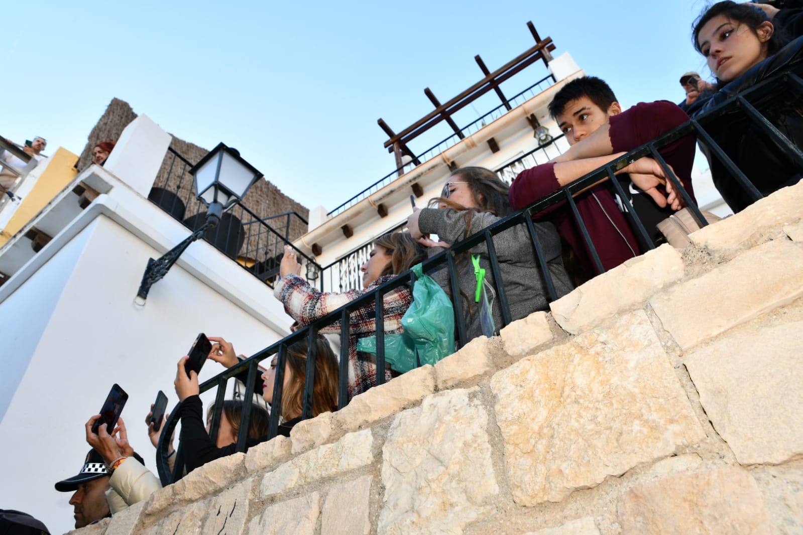 Expectación en la procesión de Santa Cruz en el casco antiguo de Alicante