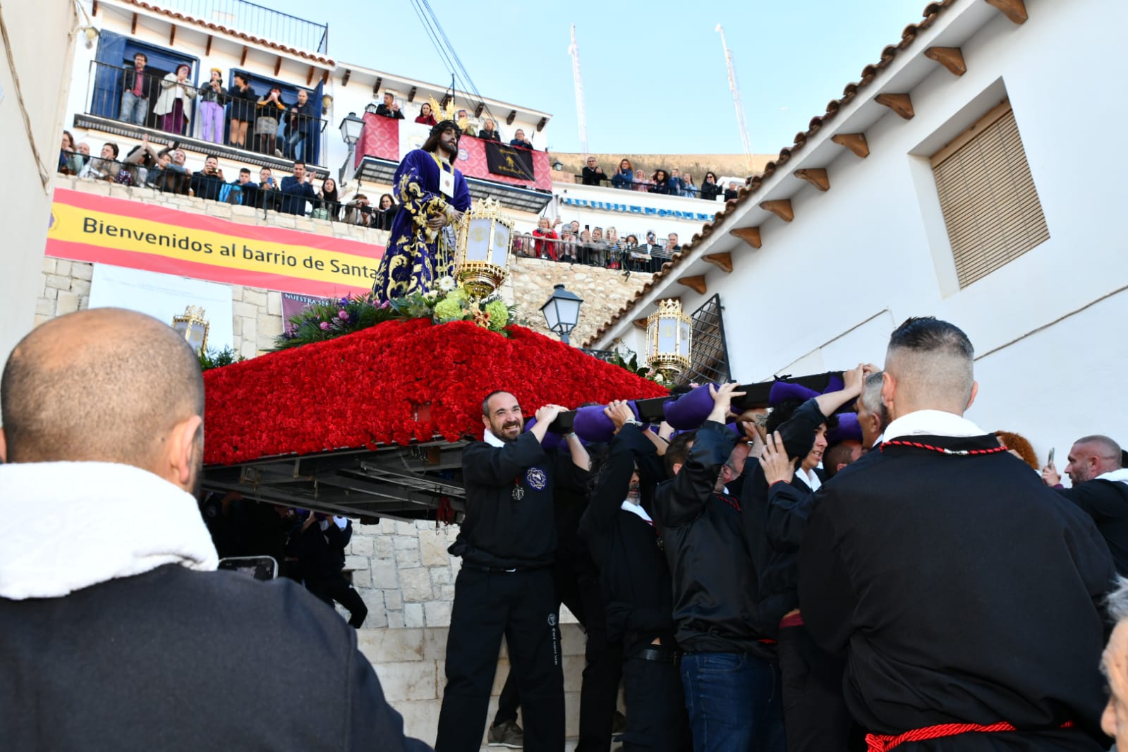 Expectación en la procesión de Santa Cruz en el casco antiguo de Alicante