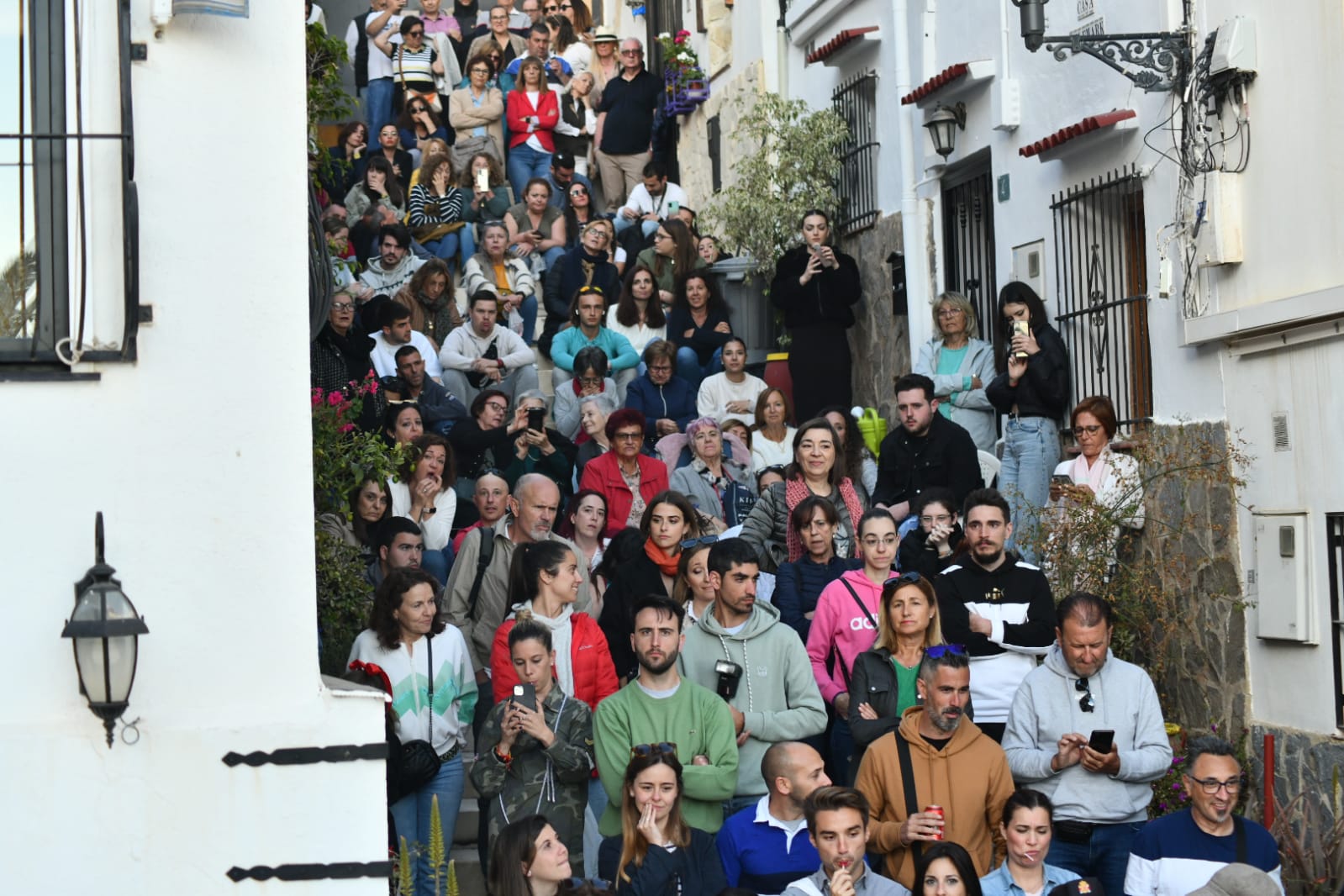 Expectación en la procesión de Santa Cruz en el casco antiguo de Alicante