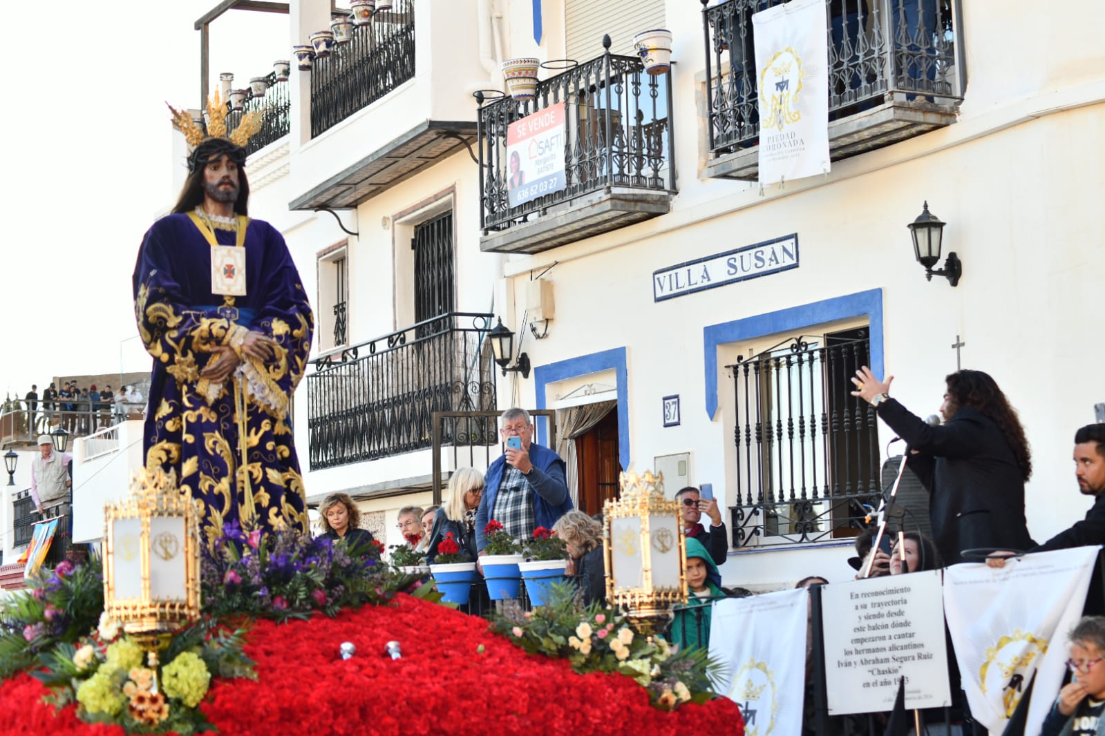 Expectación en la procesión de Santa Cruz en el casco antiguo de Alicante