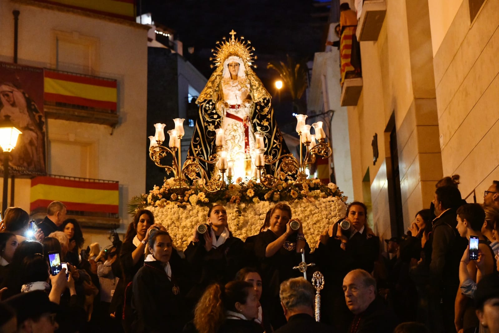 Expectación en la procesión de Santa Cruz en el casco antiguo de Alicante