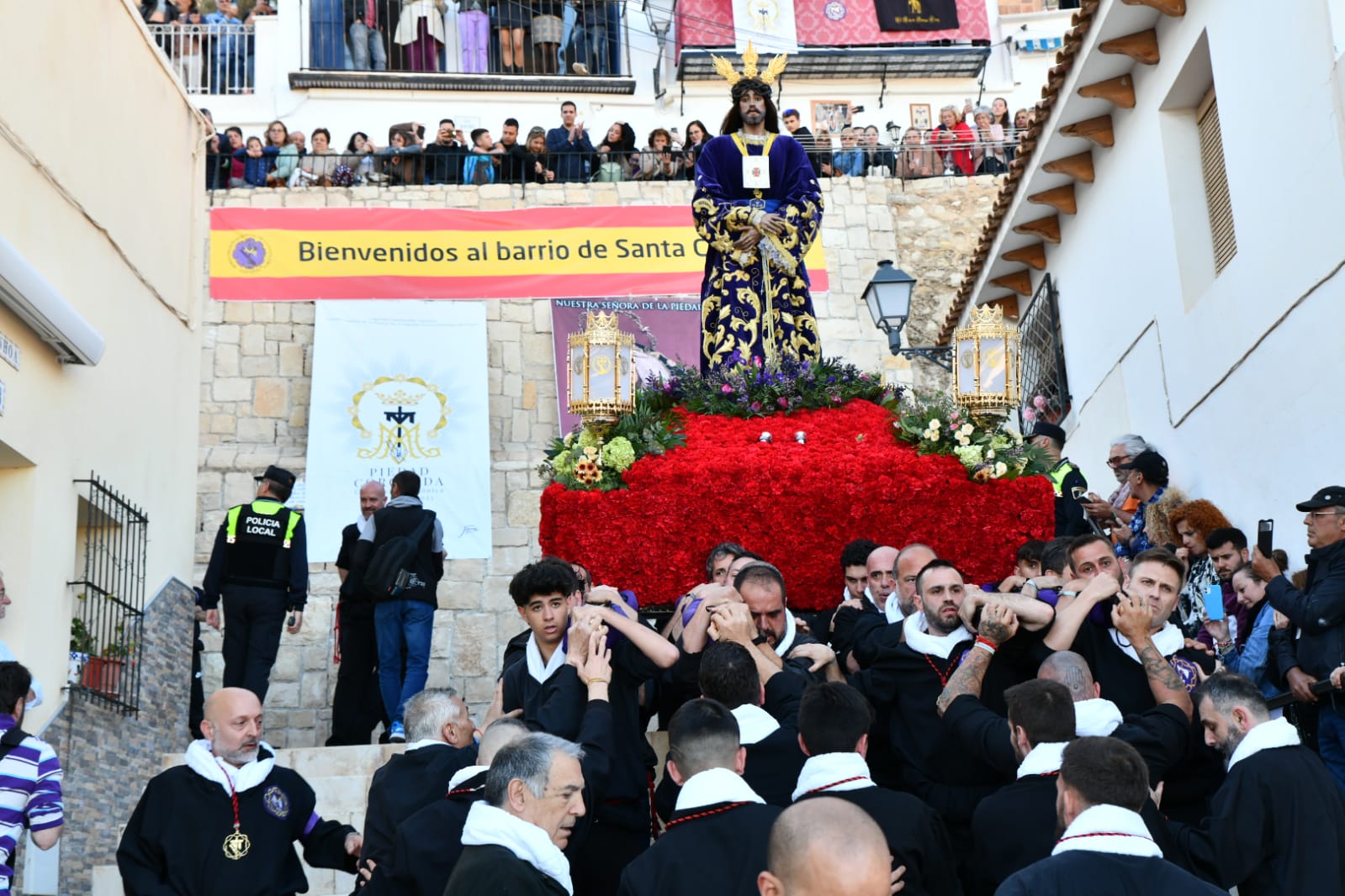 Expectación en la procesión de Santa Cruz en el casco antiguo de Alicante