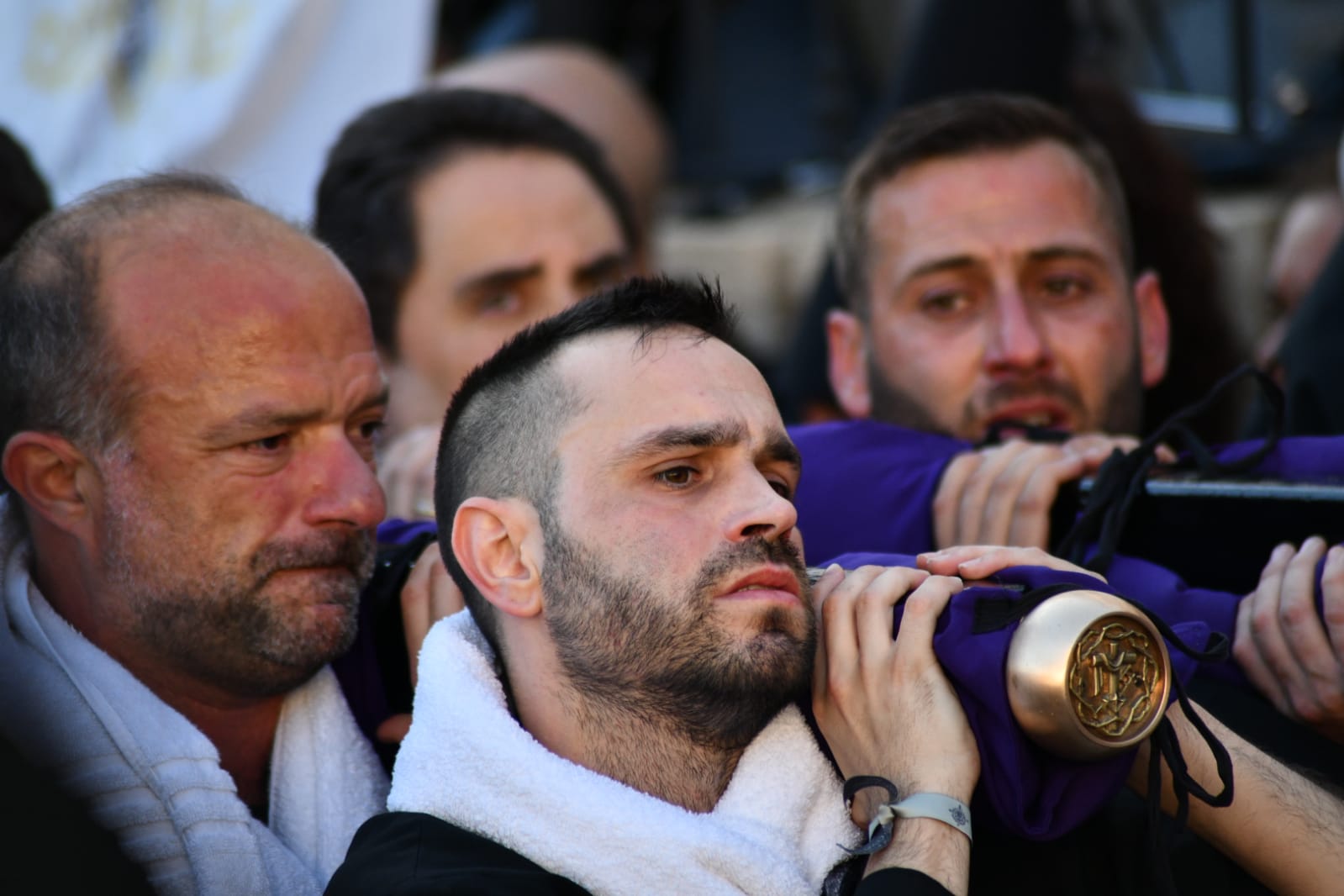 Expectación en la procesión de Santa Cruz en el casco antiguo de Alicante