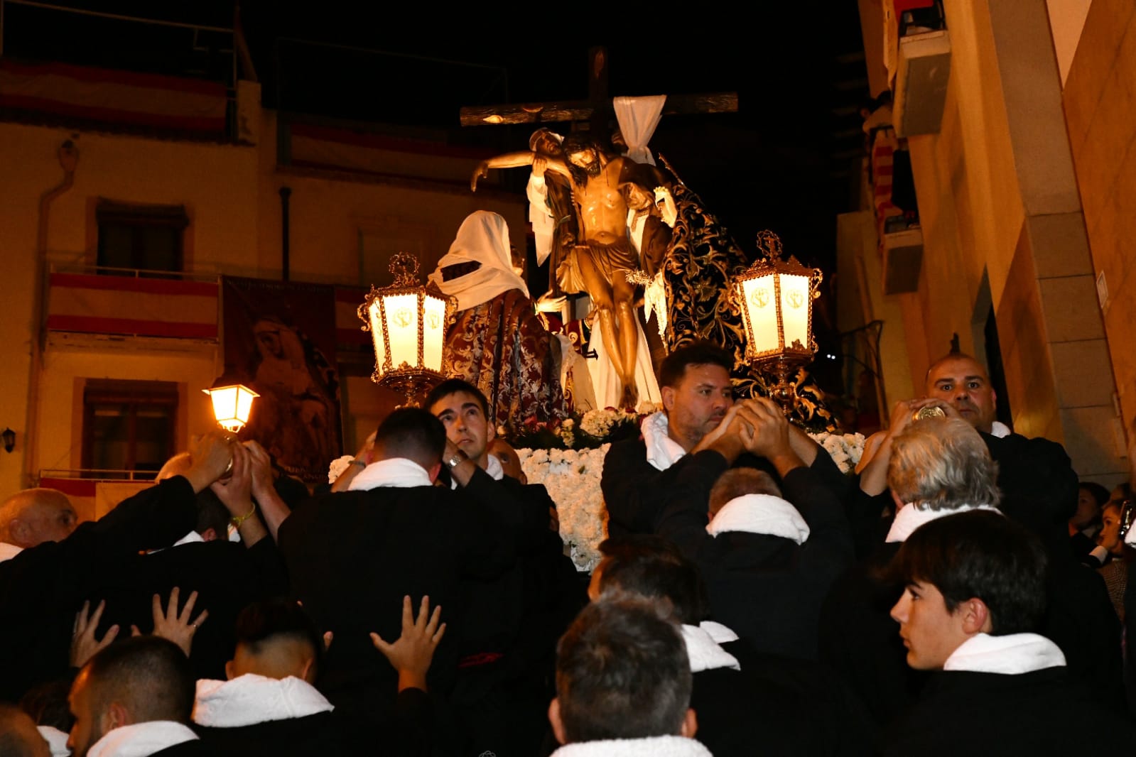 Expectación en la procesión de Santa Cruz en el casco antiguo de Alicante