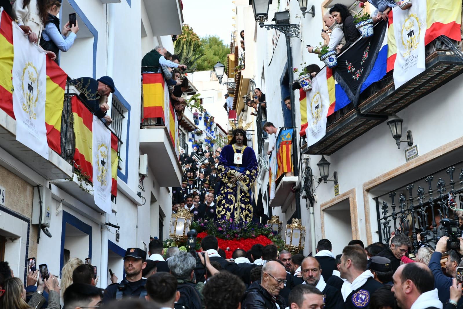 Expectación en la procesión de Santa Cruz en el casco antiguo de Alicante