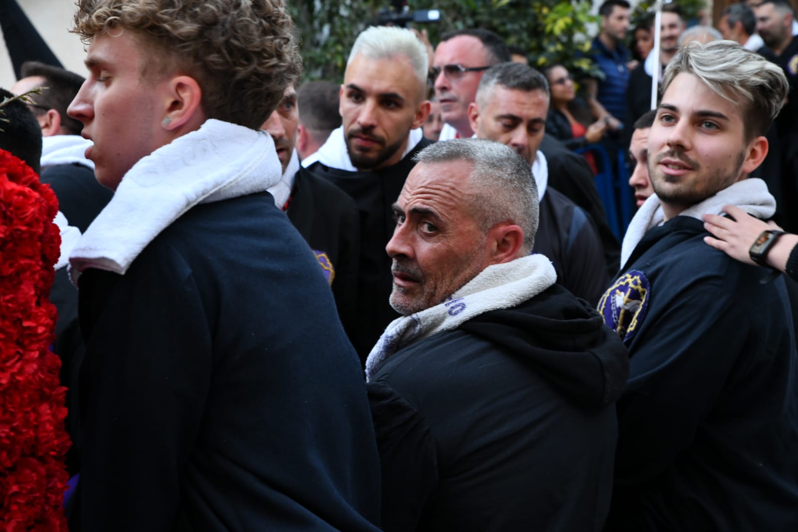 Expectación en la procesión de Santa Cruz en el casco antiguo de Alicante