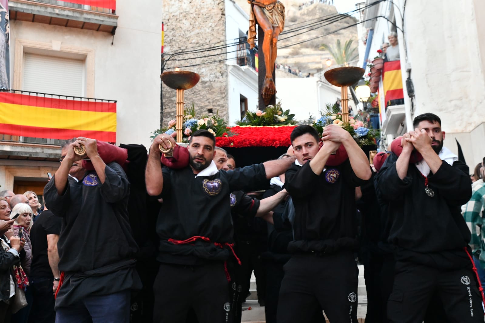 Expectación en la procesión de Santa Cruz en el casco antiguo de Alicante