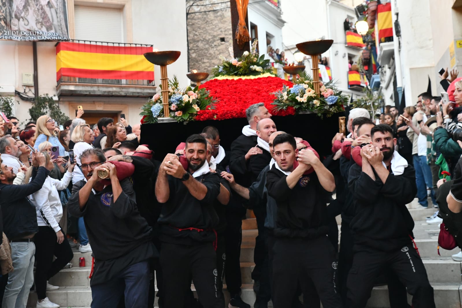 Expectación en la procesión de Santa Cruz en el casco antiguo de Alicante