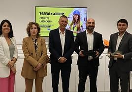 Autoridades y directivos durante la presentación del informe