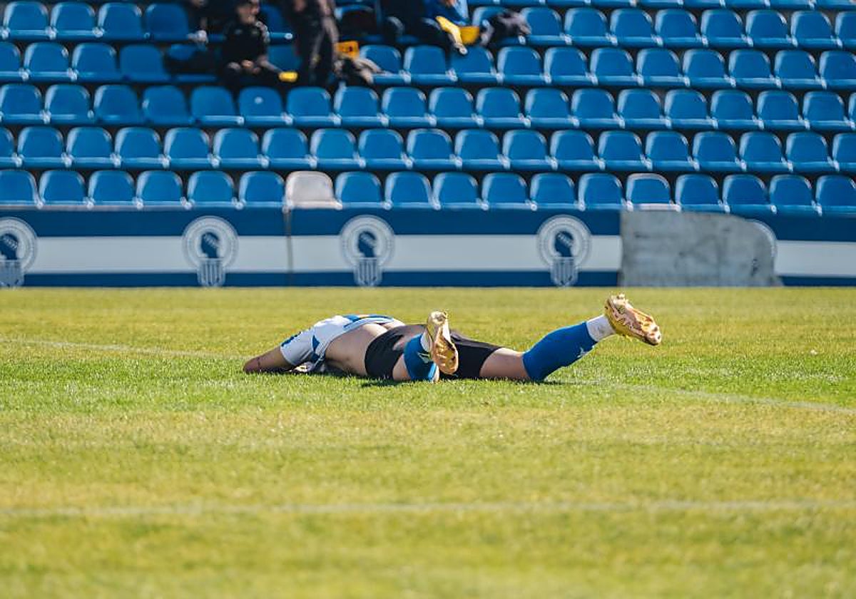 Un jugador del Hércules se lamenta en el Rico Pérez