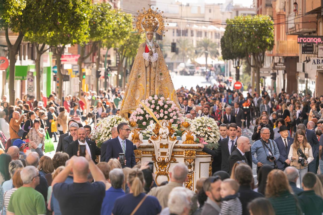 La Procesión de las Aleluyas tiñe de color el Domingo de Pascua en Elche