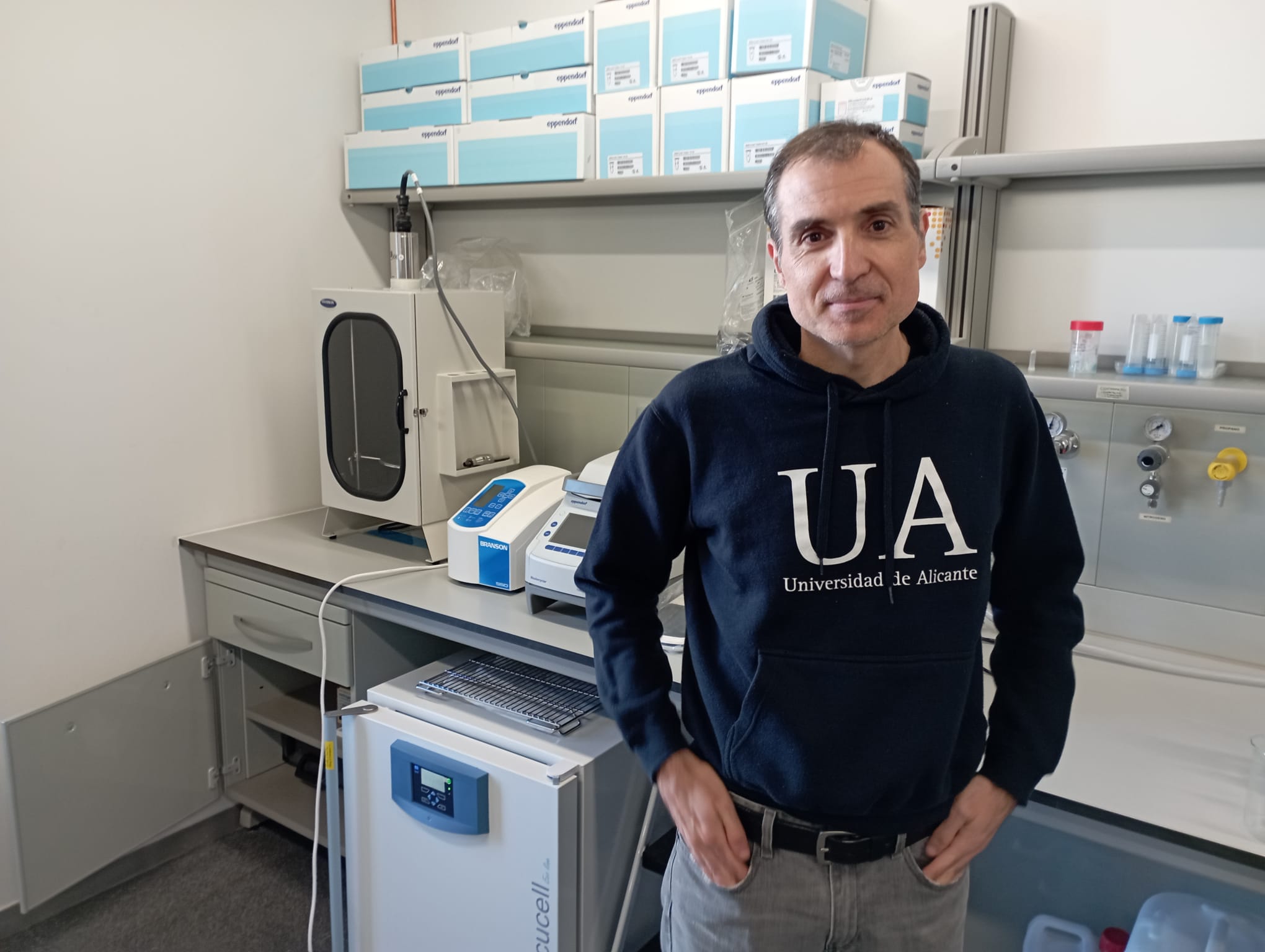 Maestre en uno de los laboratorios de la UA.